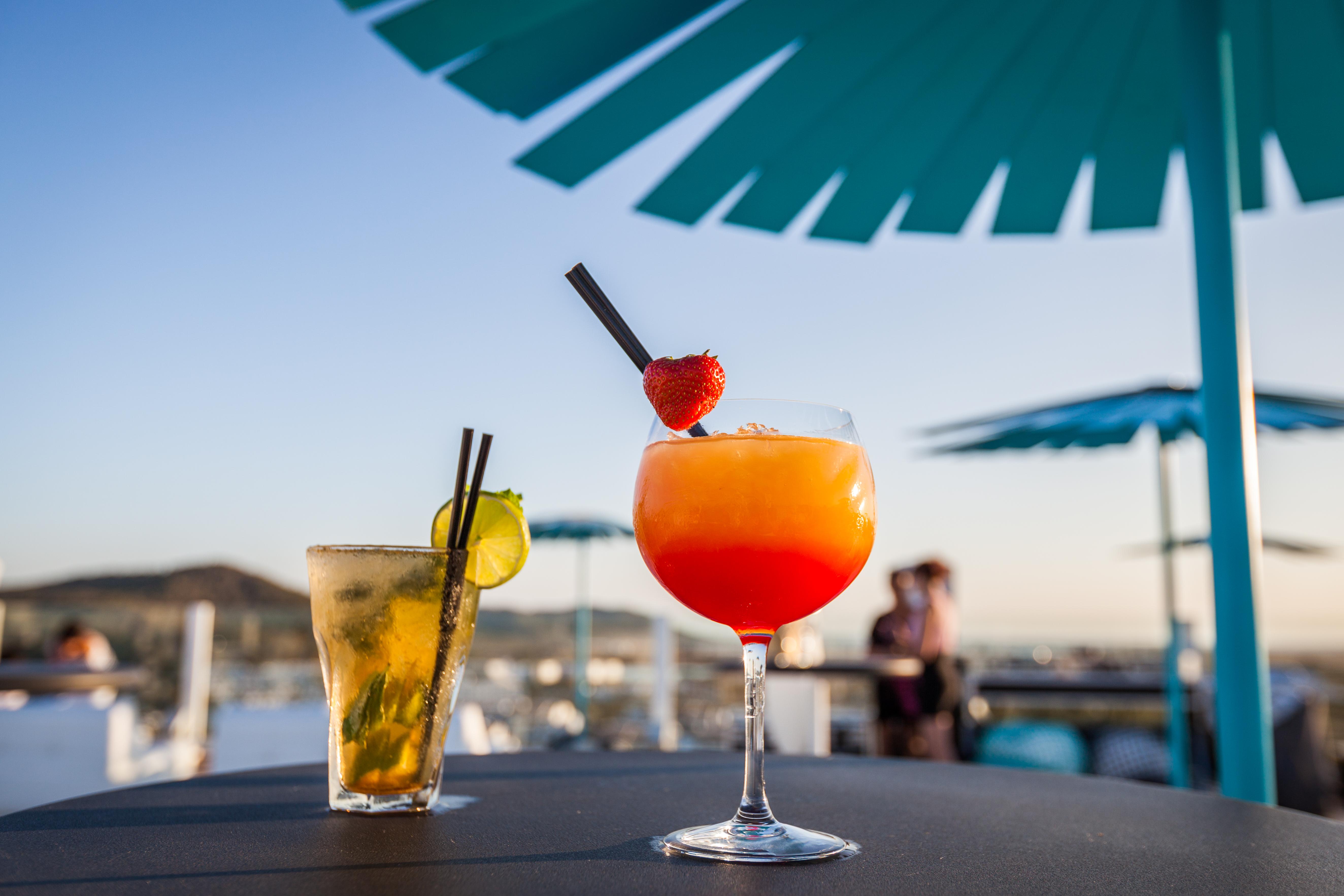 Hard Rock Hotel Ibiza Playa d'en Bossa Ngoại thất bức ảnh Cocktails at the beach