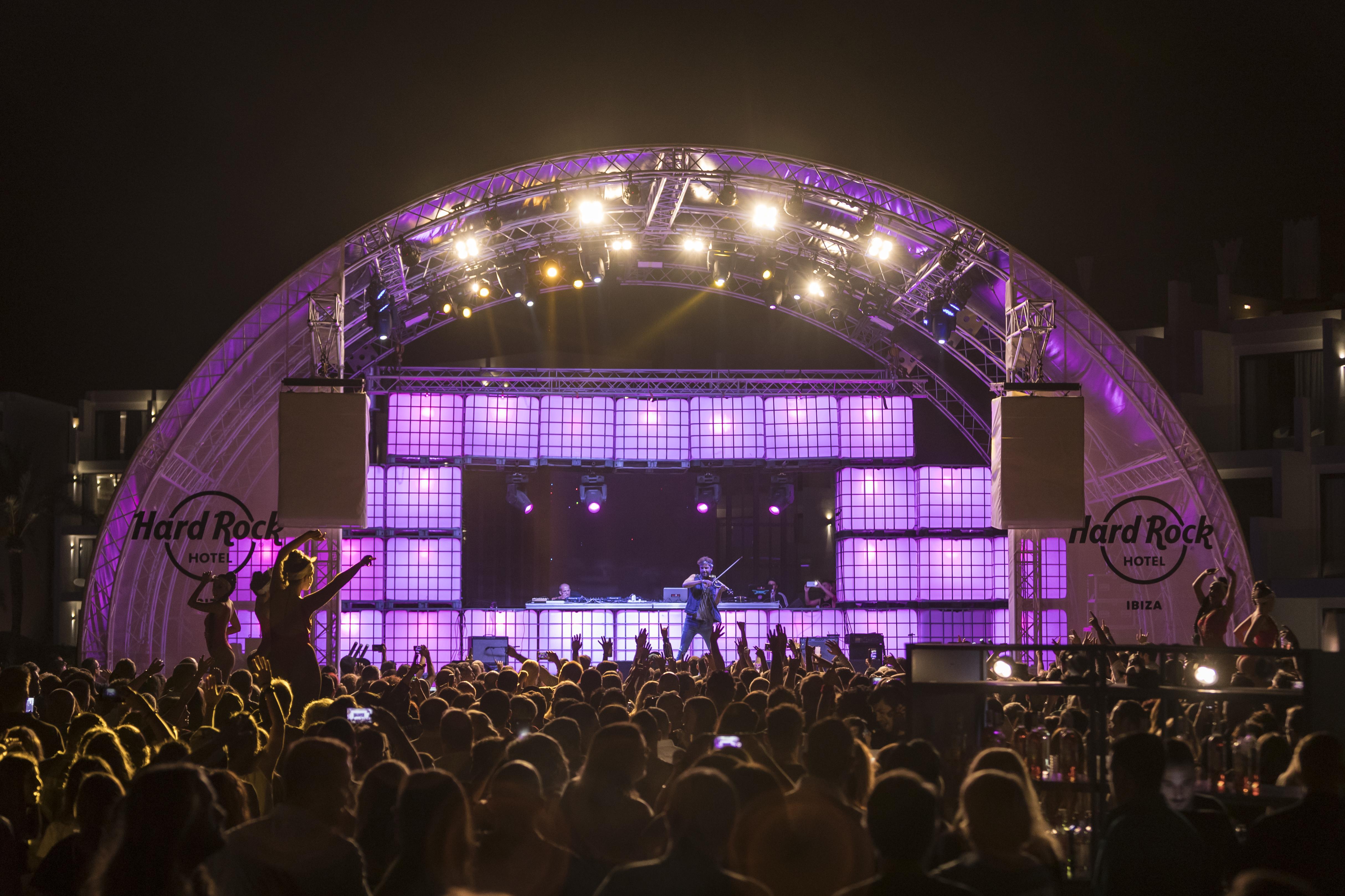 Hard Rock Hotel Ibiza Playa d'en Bossa Ngoại thất bức ảnh The stage at the Hard Rock Cafe