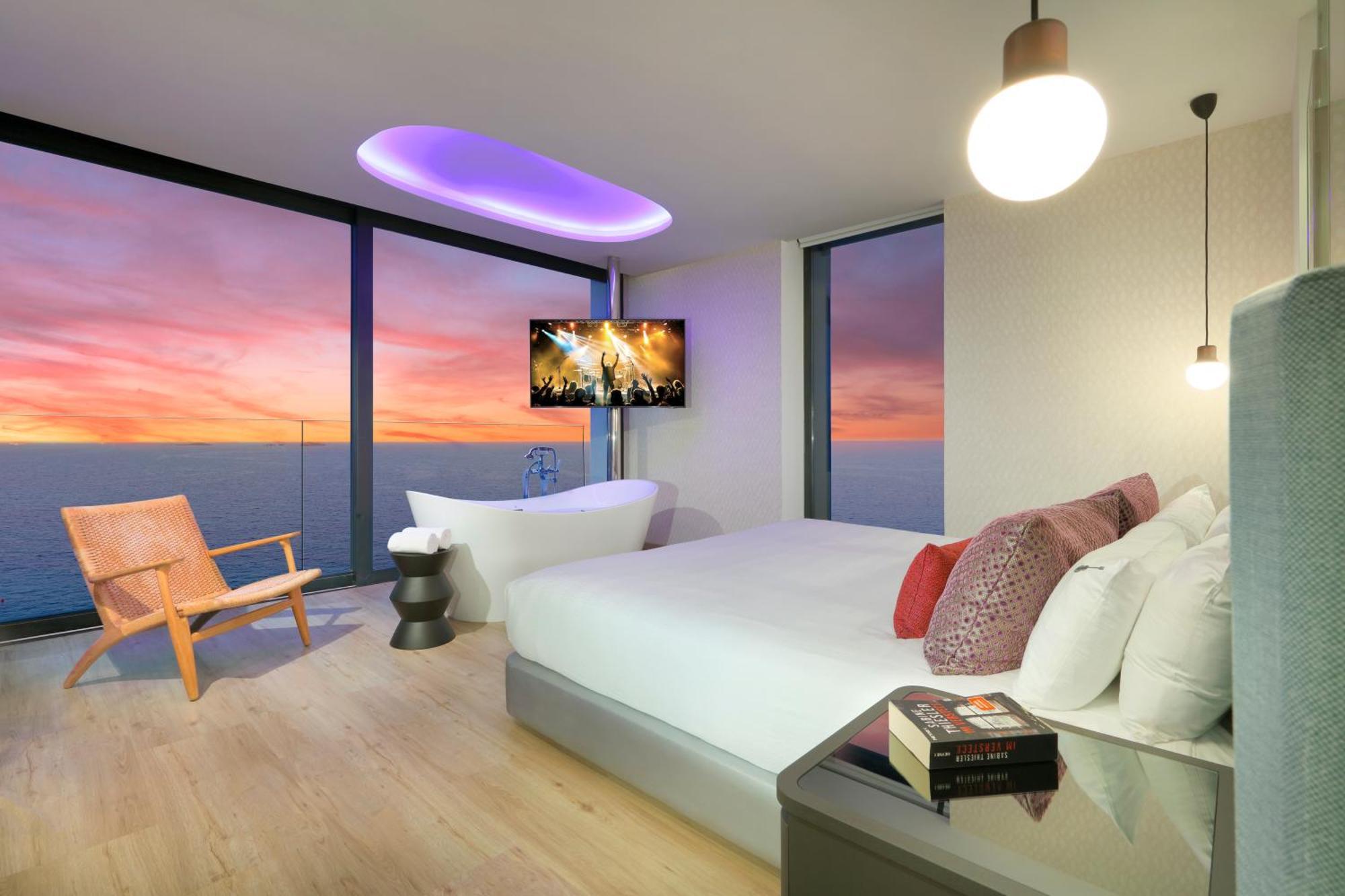Hard Rock Hotel Ibiza Playa d'en Bossa Ngoại thất bức ảnh A bedroom at the hotel