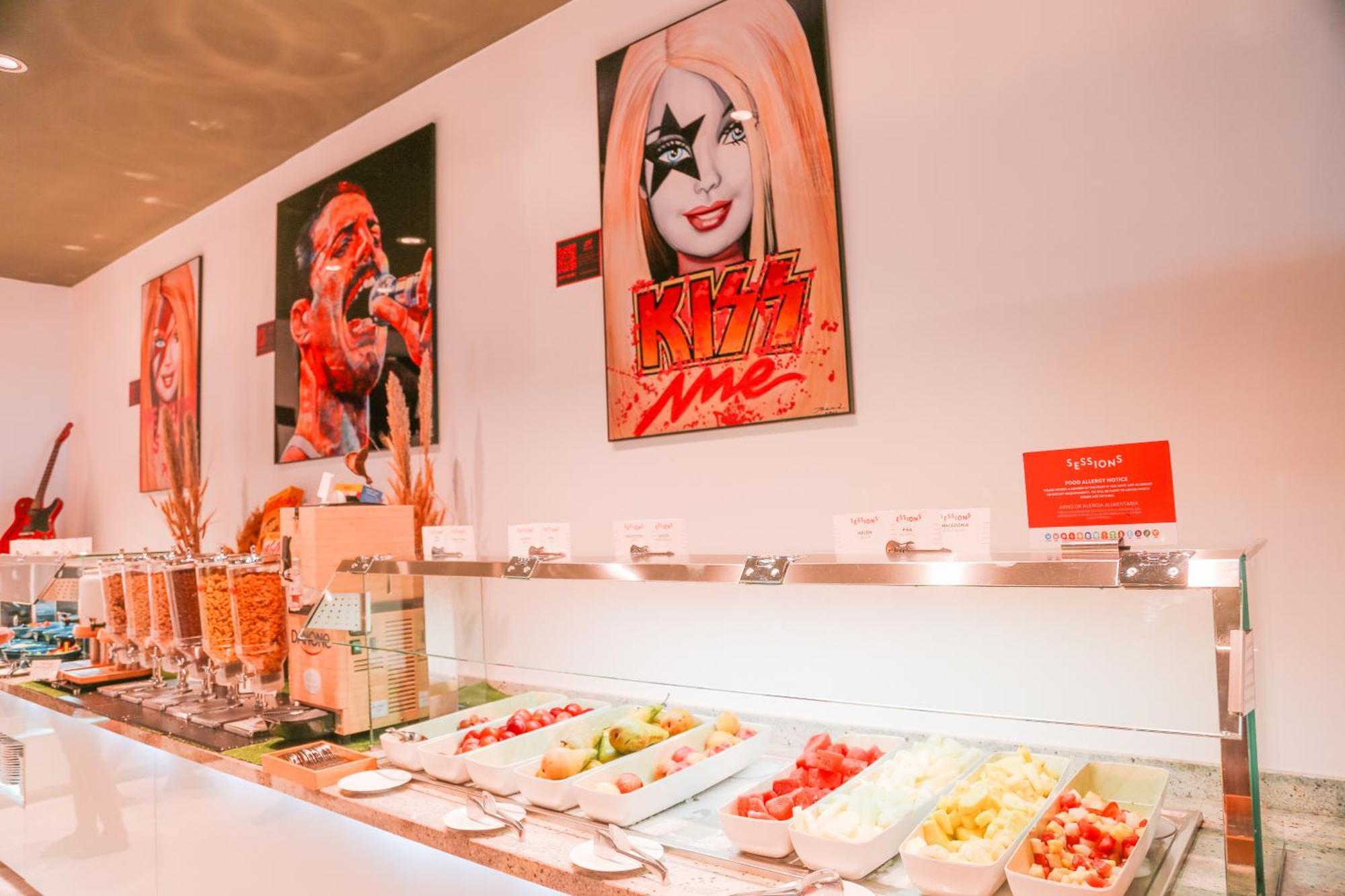 Hard Rock Hotel Ibiza Playa d'en Bossa Ngoại thất bức ảnh The buffet at the restaurant