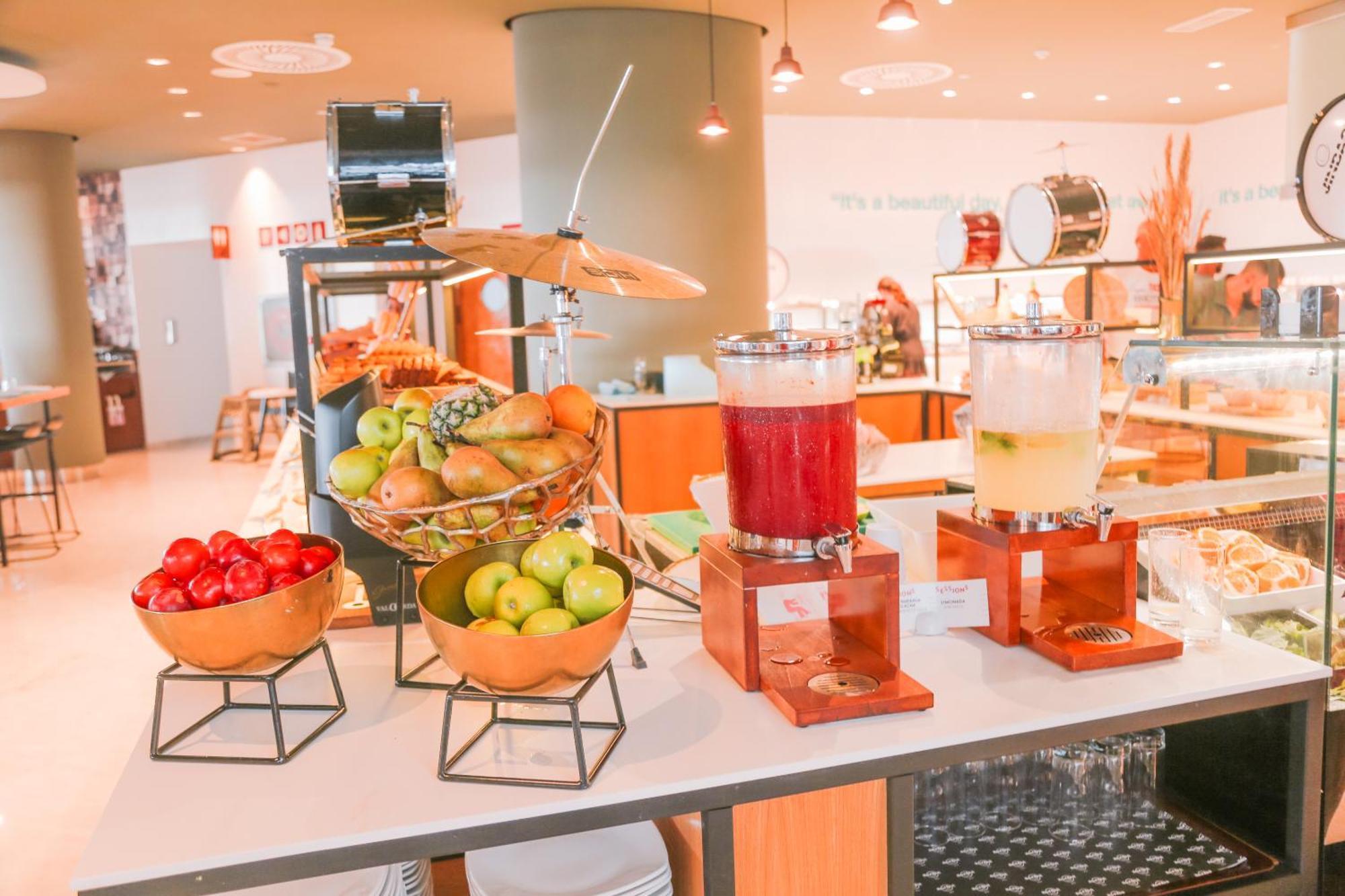 Hard Rock Hotel Ibiza Playa d'en Bossa Ngoại thất bức ảnh A juice bar