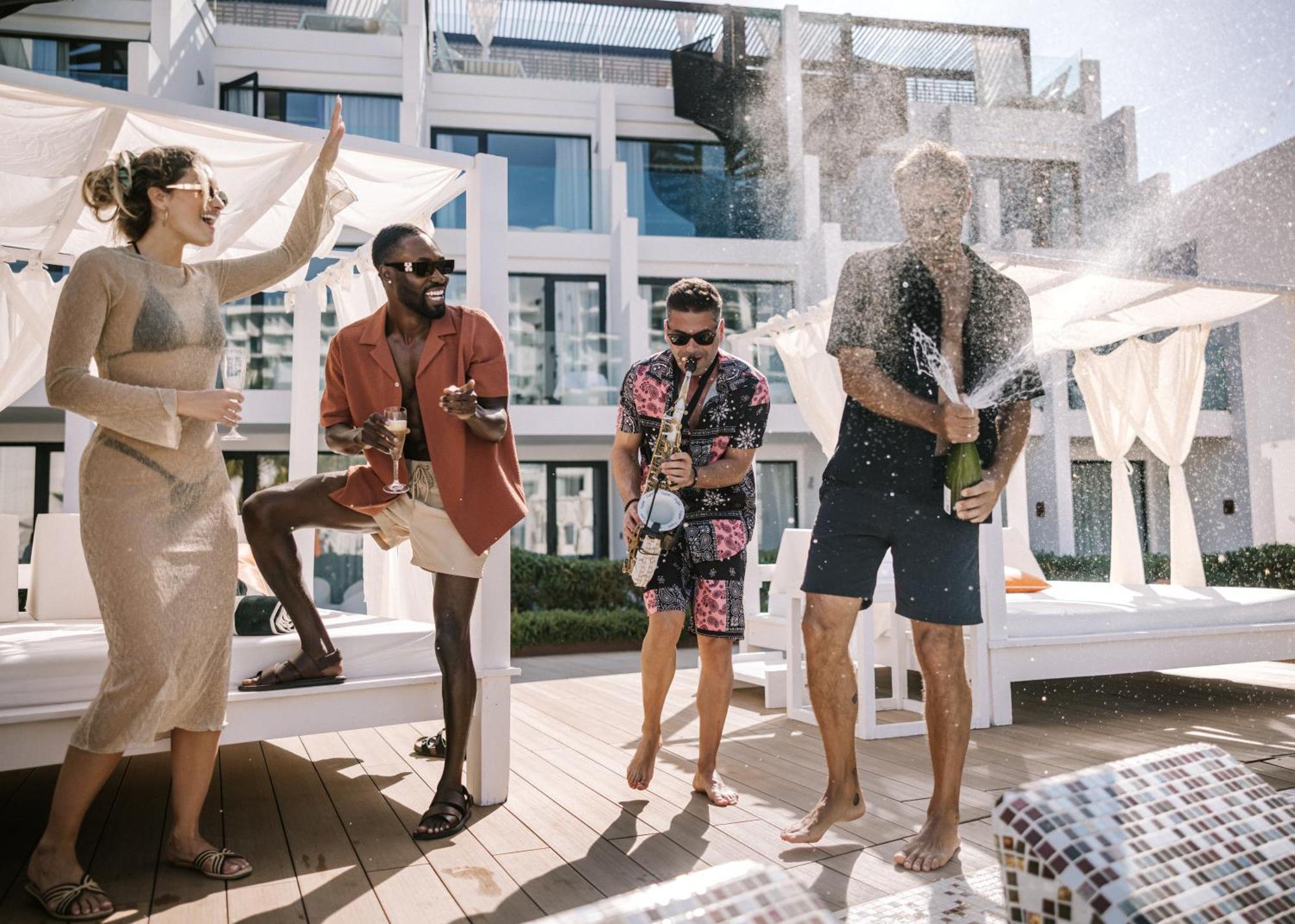 Hard Rock Hotel Ibiza Playa d'en Bossa Ngoại thất bức ảnh The pool at the W South Beach