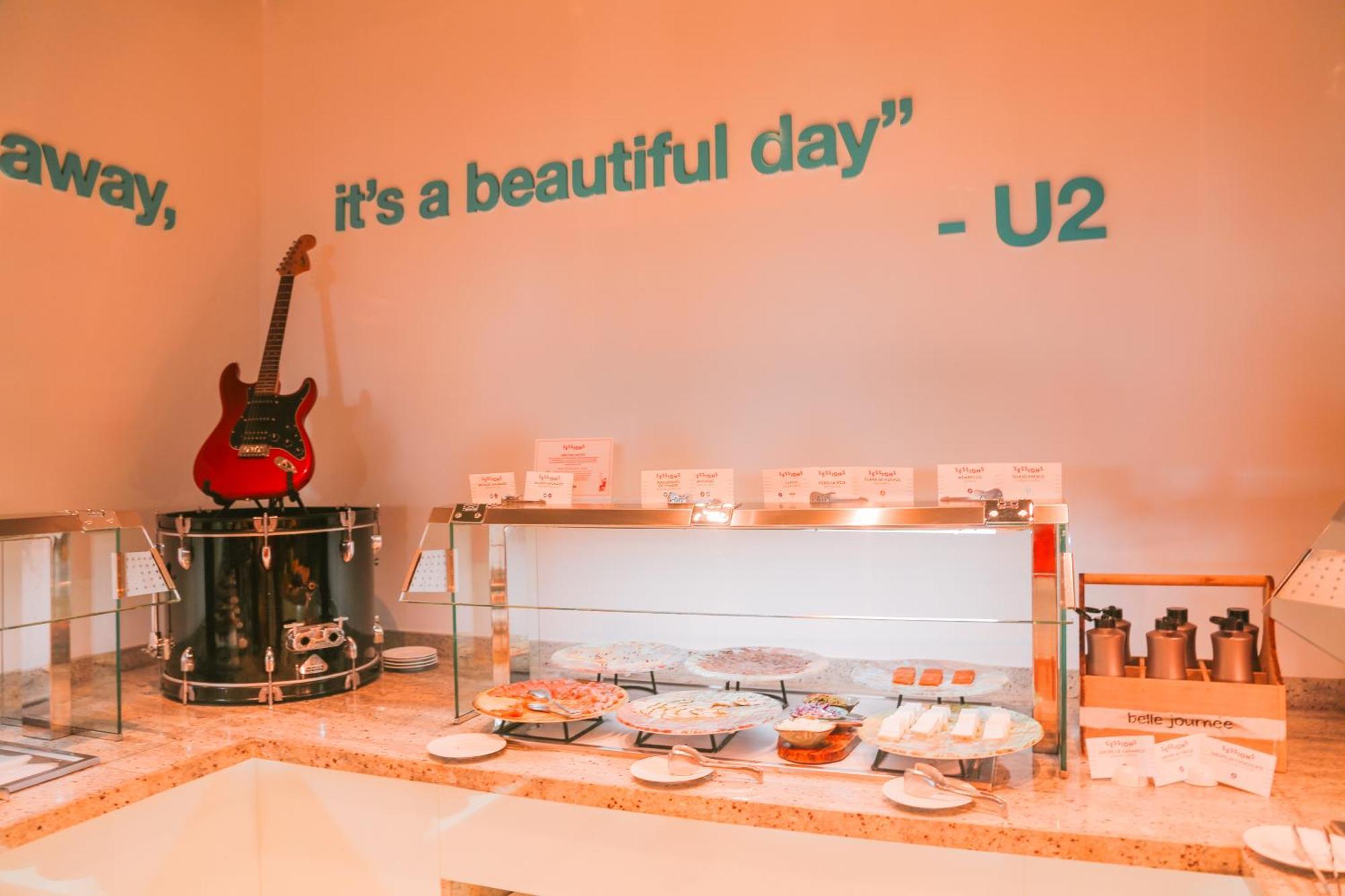 Hard Rock Hotel Ibiza Playa d'en Bossa Ngoại thất bức ảnh A quote from U2's "Beautiful Day" on the wall of a coffee shop in Vienna, Austria