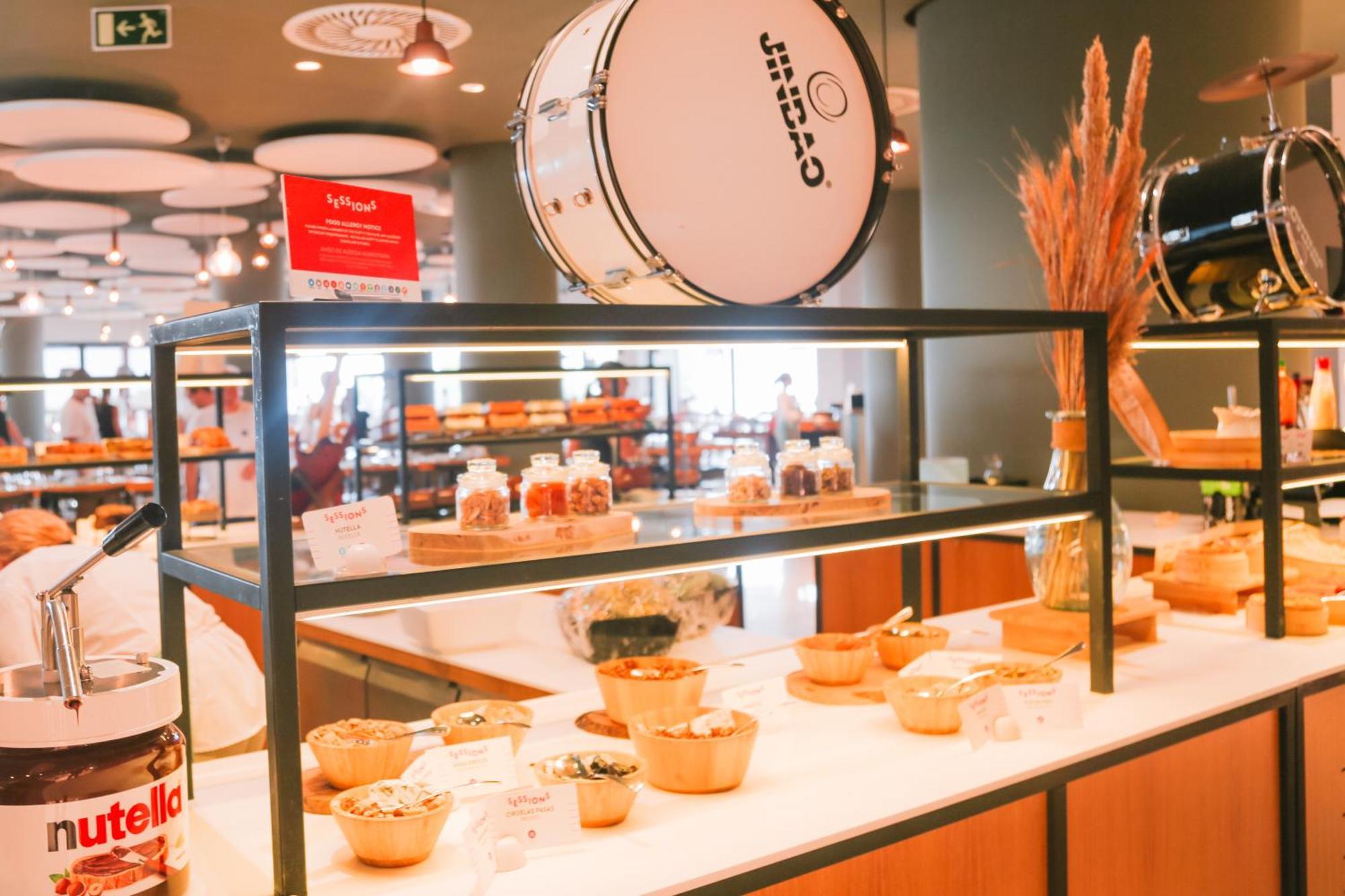 Hard Rock Hotel Ibiza Playa d'en Bossa Ngoại thất bức ảnh A display of Nutella products at a restaurant