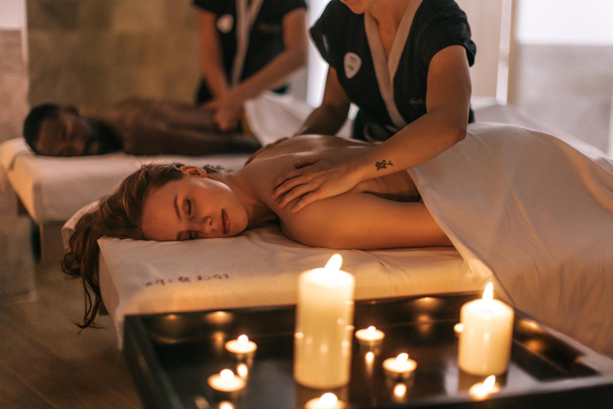 Hard Rock Hotel Ibiza Playa d'en Bossa Ngoại thất bức ảnh A woman receiving a massage